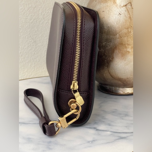 LOUIS VUITTON Taiga Baikal Clutch Bag - Picture 5 of 12